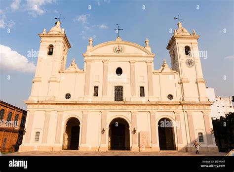 Catedral de Nuestra Señora de la Asunción: Biểu tượng lịch sử kiêu hãnh và nét đẹp kiến trúc Baroque rực rỡ!