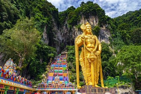 Thánh địa Batu Caves, một quần thể hang động đá vôi hùng vĩ và linh thiêng!