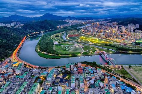 Ulsan Taehwa River Grand Park: Một Vườn Lụa Xanh Biếc Dưới Bóng Mặt Trời và Những Khung Cảnh Hấp Dẫn!